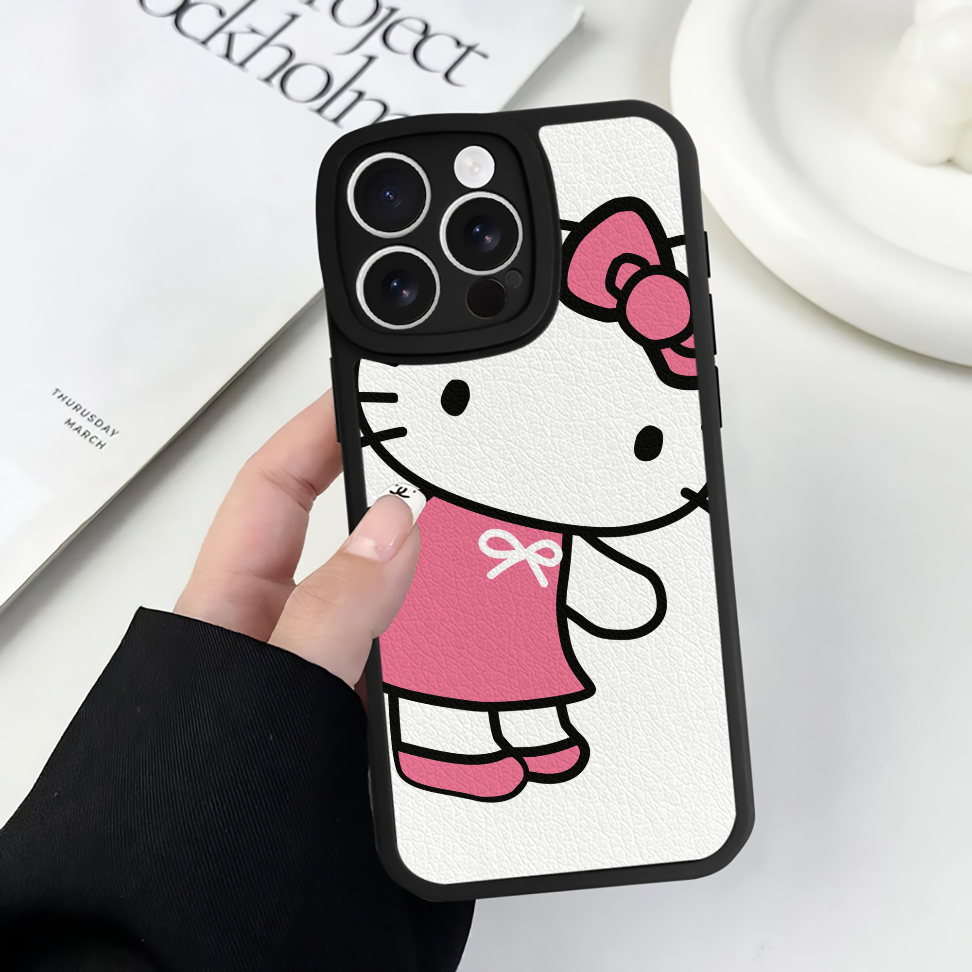 （画像用） Hello Kitty ハローキティ 【iPhone 16シリーズ対応】シリコンスマホケース（レザー調） 材質：シリコン